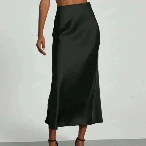 NEW Satin Texture Midi Skirt Size L - Picture 1 of 5